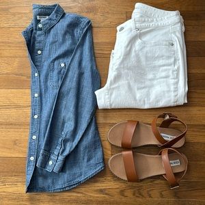 🌻Old Navy medium wash denim shirt with two pockets. Size XSP.